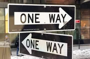 Einbahnstraße? Zwei "One Way"-Schilder weisen in gegensätzliche Richtungen – Sinnbild einer Nation, in der politische Kompromisse der Vergangenheit angehören? Einbahnstraße? Zwei "One Way"-Schilder weisen in gegensätzliche Richtungen – Sinnbild einer Nation, in der politische Kompromisse der Vergangenheit angehören?