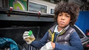 Femi (Spencer König) findet im Müll eine Urinprobe. Femi (Spencer König) findet im Müll eine Urinprobe.