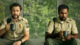 Die neuen Polizeikollegen Terry (Joseph Gordon-Levitt, l.) und Will (Himesh Patel, r.) vertuschen aufgrund eines Geldfunds einen versehentlichen Mord des Neulings Will und treten dadurch ein gewaltreiches Chaos in ihrem St&auml;dtchen los.