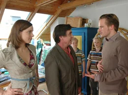 Elke (Annika Kuhl) ihr Mann Sebastian (Wanja Mues) und deren Kinder Tom (Lasse Saborowsky) und Yannik (Matti Saborowsky) haben es satt, dass der Pension&auml;r Werner (Elmar Wepper) sich in ihr Leben einmischt.