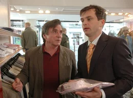 Sehr zum Unmut seines Sohnes Thomas (Ole Puppe, re.) taucht der Pension&auml;r Werner (Elmar Wepper) t&auml;glich in seinem ehemaligen Gesch&auml;ft auf, um "nach dem rechten zu sehen".