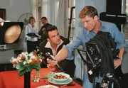 Michael Bender (Hardy Kr&uuml;ger jr., re.) und sein Assistent Jan (Ivan Robert) arbeiten zusammen in einem Atelier.