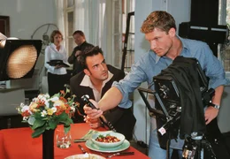 Michael Bender (Hardy Kr&uuml;ger jr., re.) und sein Assistent Jan (Ivan Robert) arbeiten zusammen in einem Atelier.