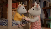 Ben (l.) übergibt Julia (r.) seinen Spielzeugkreisel. Damit will er an der Spielzeug-Lotterie teilnehmen, die Julia heute im Mäusehaus veranstaltet. Ben (l.) übergibt Julia (r.) seinen Spielzeugkreisel. Damit will er an der Spielzeug-Lotterie teilnehmen, die Julia heute im Mäusehaus veranstaltet.