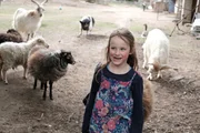 Malou lebt mit ihrer Familie auf einem Tierbauernhof. Malou lebt mit ihrer Familie auf einem Tierbauernhof.