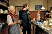 DAHOAM IS DAHOAM, Folge 1334, "Preissingers alloa dahoam". Flori will Theresas Wallfahrts-Bekanntschaft Klara n&auml;her kennenlernen. Von links: Theresa Brunner (Ursula Erber), Florian Brunner (Tommy Schwimmer) und Klara (Josephine Kroetz). Weiteres Bildmaterial finden Sie unter www.br-foto.de.