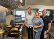 Sören Anders (li.) mit dem Ehepaar Silke und Klaus Becker. Das Wirtshaus „Zum Laub“ ist ein Familienbetrieb in 18. Generation und alle packen mit an. Sören Anders (li.) mit dem Ehepaar Silke und Klaus Becker. Das Wirtshaus „Zum Laub“ ist ein Familienbetrieb in 18. Generation und alle packen mit an.