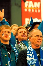 Hans (Uwe Ochsenknecht, M.) ist arbeitslos, verschuldet und mit Leib und Seele Fan des FC Schalke 04. F&uuml;r ein Siegtor des s&uuml;damerikanischen St&uuml;rmers Dios verwettet er sogar sein Haus ...