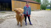 Tierreporterin Anna lernt ein junges Hochlandrind kennen, dessen Name auch Anna ist.