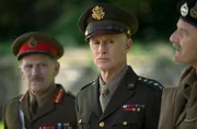 Feldmarschall Alan Brooke (Danny Webb), Dwight Eisenhower (John Slattery) und General Montgomery (Julian Wadham, v.l.n.r.) bef&uuml;rworten den Plan zum D-Day. (Lizenzzeit bis 31.03.2027)