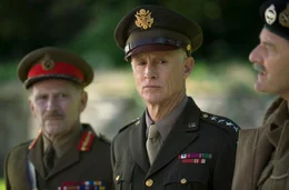 Feldmarschall Alan Brooke (Danny Webb), Dwight Eisenhower (John Slattery) und General Montgomery (Julian Wadham, v.l.n.r.) bef&uuml;rworten den Plan zum D-Day. (Lizenzzeit bis 31.03.2027)