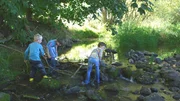 Durch den kleinen Ort, in dem Pelle, Rasmus und Leo zu Hause sind, schlängelt sich ein Bach. Durch den kleinen Ort, in dem Pelle, Rasmus und Leo zu Hause sind, schlängelt sich ein Bach.