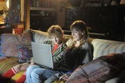 Tobias (Jelle Stout, l.) schaut mit seiner Mutter (Elisa Beuger, r.) zusammen Videos an, in denen sein verstorbener Vater beim Fu&szlig;ballspielen zu sehen ist.