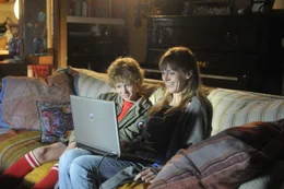 Tobias (Jelle Stout, l.) schaut mit seiner Mutter (Elisa Beuger, r.) zusammen Videos an, in denen sein verstorbener Vater beim Fu&szlig;ballspielen zu sehen ist.