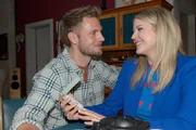 Paul (Niklas Osterloh) und Alicia (Josefin Bressel) zelebrieren ihre Beziehung. Paul (Niklas Osterloh) und Alicia (Josefin Bressel) zelebrieren ihre Beziehung.