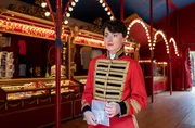 Mascha Petrowa (Natalya Bogdanis) steht in ihrer Uniform im Foyer des Zirkus. Mascha Petrowa (Natalya Bogdanis) steht in ihrer Uniform im Foyer des Zirkus.
