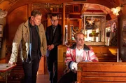 Finn (Sven Martinek, l.) und Lars (Ingo Naujoks, M.) befragen Clown Nils (Maik Rogge, r.) in seinem Wohnwagen. Finn (Sven Martinek, l.) und Lars (Ingo Naujoks, M.) befragen Clown Nils (Maik Rogge, r.) in seinem Wohnwagen.