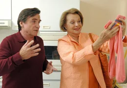 Schwiegermama Mimi (Nadja Tiller) am&uuml;siert sich &uuml;ber Werners (Elmar Wepper) Junggesellenhaushalt.