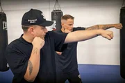 Mission: EAZ Wenn ein Amateur gegen einen Weltmeister kickboxt Staffel 1 Folge 4 Rapper EAZ muss sich beim Kickboxen beweisen.