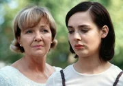 Henriette (Gila von Weitershausen, links) versucht ihrer Tochter Elke (Maja Sch&ouml;ne) beizubringen, dass sie schon bald in den sonnigen S&uuml;den auswandert.