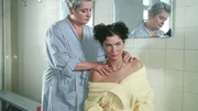 Uschi (Barbara Freier, li.) diskutiert bei einer Massage mit Jule (Anke R&auml;hm). Jule will nicht, dass Uschi ihrer Mutter Mona hinterher spioniert.