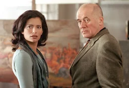 Fachleute unter sich: die Kunstrestauratorin Sophie Schumacher (Sandra Speichert) und ihr Vorgesetzter Prof. Eduard Leunitz (Hanns Zischler).