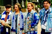 Theo (Walter Gontermann, l.), Mike (Ralf Richter, 2.v.l.), Hans (Uwe Ochsenknecht, 2.v.r.) und Bernie (Michael Sideris, r.) konnten leider schon lange keinen Sieg der Wei&szlig;blauen mehr bejubeln ...
