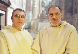 Bruder Cervelli (Hansa Czypionka, li.) und Costamagna della Fina (Christian Kohlund) sind um den inneren Frieden ihres Klosters besorgt.