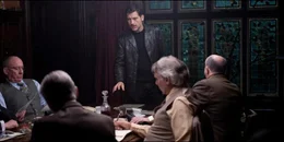 Stehen: SAS-Agent Spike (Clive Owen).