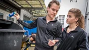 Femi (Spencer König) lauscht wie Kiras Konkurrentin Tomke (Sophie Stern, re.) von Trainer Olaf (Tobias Schönenberg) eingenordet wird. Femi (Spencer König) lauscht wie Kiras Konkurrentin Tomke (Sophie Stern, re.) von Trainer Olaf (Tobias Schönenberg) eingenordet wird.