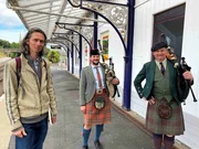 In Invergordon trifft Künstler Leo auf Duncan und Iain. Vater und Sohn lassen die stolze Dudelsacktradition der Stadt wieder aufleben. In Invergordon trifft Künstler Leo auf Duncan und Iain. Vater und Sohn lassen die stolze Dudelsacktradition der Stadt wieder aufleben.