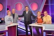 Moderator Florian Weber stellt in seinem SWR Wissensquiz &bdquo;Meister des Alltags&ldquo; die Alltagstauglichkeit seiner prominenten Kandidaten auf die Probe. v.li.: Enie van de Meiklokjes, Bodo Bach, Florian Weber, Alice Hoffmann und Wigald Boning.
