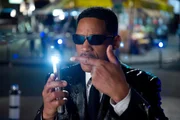 Auch in der Vergangenheit geht nichts ohne das technische Ger&auml;t der Zukunft: Agent J (Will Smith) und sein Neutralisierer im Taschenformat.