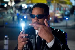 Auch in der Vergangenheit geht nichts ohne das technische Ger&auml;t der Zukunft: Agent J (Will Smith) und sein Neutralisierer im Taschenformat.