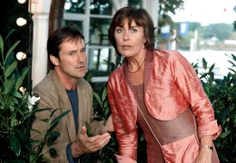 Dorothee (Thekla Carola Wied) muss schnellstens ihren ebenso aufdringlichen wie st&ouml;renden Exmann (Helmut Zierl) verschwinden lassen.