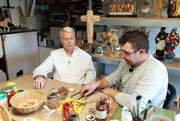 Guido Cantz und Sebastian von Z&uuml;low bemalen die Tauben f&uuml;r die &bdquo;Suppenbrunzer&ldquo;.