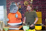 TanzTapir wartet hungrig darauf, dass Tom ihm endlich etwas zu essen macht.