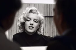 Wasserstoffblondes Haar, kurvige Figur, roter Lippenstift: Marilyn Monroe