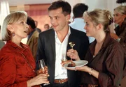 Thomas (Ole Puppe) und seine Freundin Martina (Silke Bodenbender, re.) unterhalten sich mit Vera (Monika Peitsch) auf der Er&ouml;ffnungsfeier von Elkes "Hochzeitstorten-Laden".