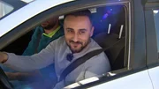 Estefanias Freund Ali hat seine erste praktische Fahrstunde und ist ziemlich aufgeregt