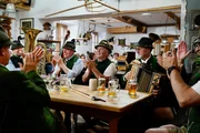 Die Goiserer Klarinettenmusi und die Hollerschnapszuzler musizieren gemeinsam, w&auml;hrend ServusTV's Servus Musikantenstammtisch "Beim Steegwirt in Goisern" in Bad Goisern, Ober&ouml;sterreich, &Ouml;sterreich am 19.04.2026.