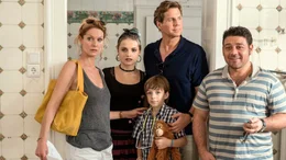 Filippo (Leonardo Nigro, re.) zeigt Michael (Thomas Heinze, 2.v.rechts), Susanne (Esther Schweins, links) und den Kindern Caroline (Mala Emde) und Tobias (Nick Julius Schuck) ihre neue Wohnung in Rom.