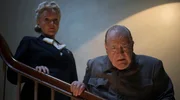 Clementine Churchill (Miranda Richardson) steht ihrem Ehemann Winston Churchill (Brian Cox) beratend zur Seite. (Lizenzzeit bis 31.03.2027)