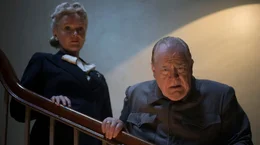 Clementine Churchill (Miranda Richardson) steht ihrem Ehemann Winston Churchill (Brian Cox) beratend zur Seite. (Lizenzzeit bis 31.03.2027)