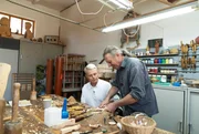 Im bayerischen Bodenmais schnitzt Walter Schreiner (rechts) mit Guido Cantz die Holztaube f&uuml;r einen &bdquo;Suppenbrunzer&ldquo;.