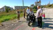 Auf einem &Uuml;bungsparcours mit Verkehrsschildern und Fu&szlig;g&auml;nger&uuml;berweg sollen Ali und Servet Verkehrsregeln &uuml;ben