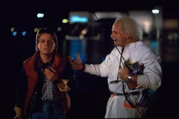 Back To The Future I_Zurueck in die Zukunft I, Regie Robert Zemeckis USA 1985 Ehe sich Marty versieht, rast er in die 50er Jahre zur&uuml;ck und stellt damit das komplette Zeitkontinuum seines Lebens auf den Kopf. Michael J. Fox;Christopher Lloyd;Lea Thompson;Thomas F. Wilson;Crispin Glover;Claudia Wells;Billy Zane;Casey SiemaszkoBack To The Future I_Zurueck in die Zukunft I, Regie Robert Zemeckis USA 1985 Ehe sich Marty versieht, rast er in die 50er Jahre zuruck und stellt damit das komplette Zeitkontinuum seines Lebens auf den Kopf. Michael J. Fox;Christopher Lloyd;Lea Thompson;Thomas F. Wilson;Crispin Glover;Claudia Wells;Billy Zane;Casey Siemaszko