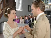 Junges Gl&uuml;ck: Elke (Annika Kuhl) und der Schriftsteller Sebastian (Wanja Mues) geben sich das Ja-Wort.