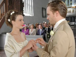 Junges Gl&uuml;ck: Elke (Annika Kuhl) und der Schriftsteller Sebastian (Wanja Mues) geben sich das Ja-Wort.