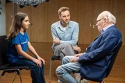 Psychologe Leon Windscheid (M.) bringt in diesem Sozialexperiment zwei ganz unterschiedliche Generationen zum Gespräch über das Altern zusammen, hier Kinderreporterin Inci (l.) und Heribert Rosier (r.). Psychologe Leon Windscheid (M.) bringt in diesem Sozialexperiment zwei ganz unterschiedliche Generationen zum Gespräch über das Altern zusammen, hier Kinderreporterin Inci (l.) und Heribert Rosier (r.).